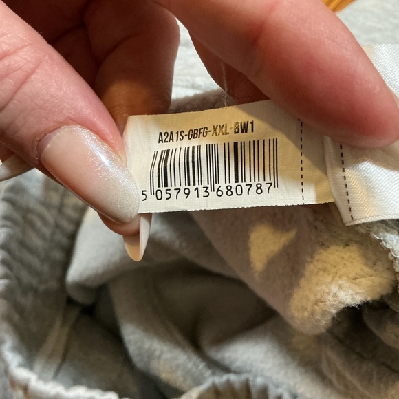 Gymshark Crest 7" Shorts Light Gray Fleece Athletic Training Shorts Men Size XXL - Picture 9 of 9